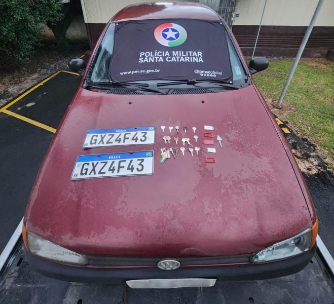 Após perseguição, homem é preso com carro furtado em Içara
