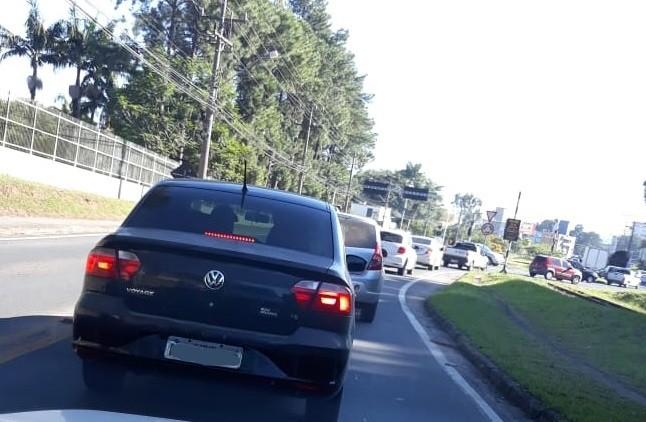 Problema mecânico em ônibus causa congestionamento na avenida Centenário, no Pinheirinho