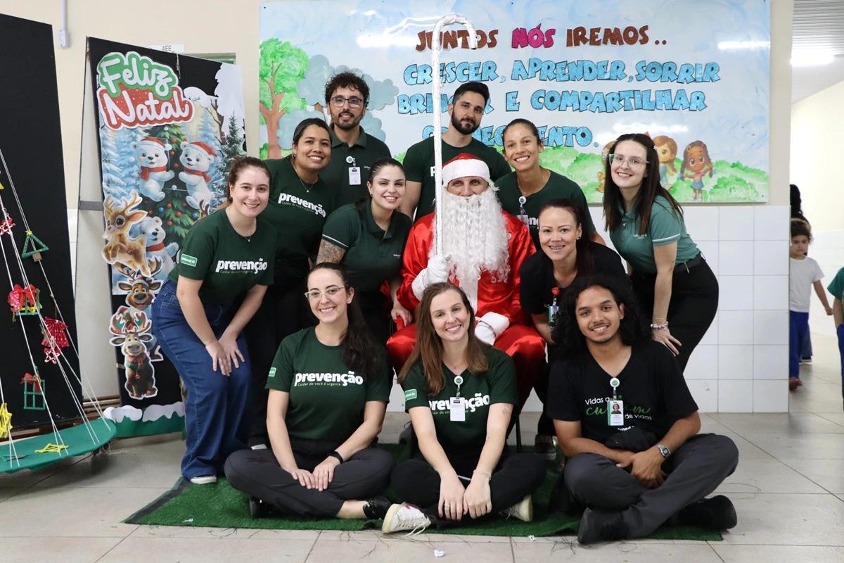 Campanha Sonho de Natal do Grupo Unimed Criciúma leva alegria a mais de 400 crianças