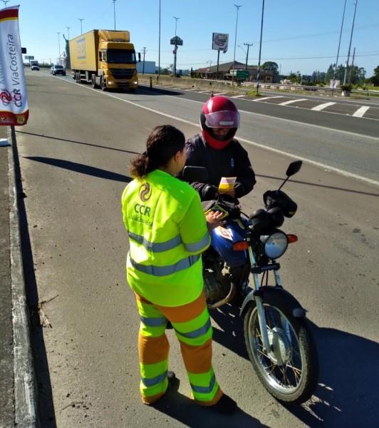  CCR ViaCosteira realiza campanha de conscientização com motocicletas na BR-101 em Tubarão 