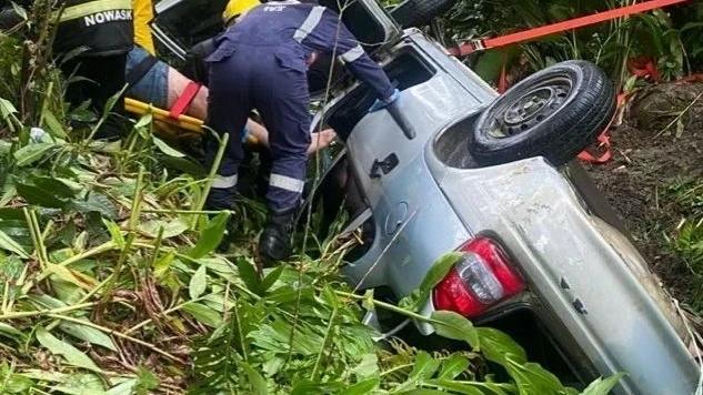 Após saída de pista, veículo capota e vai parar em ribanceira próxima de rio no Sul catarinense