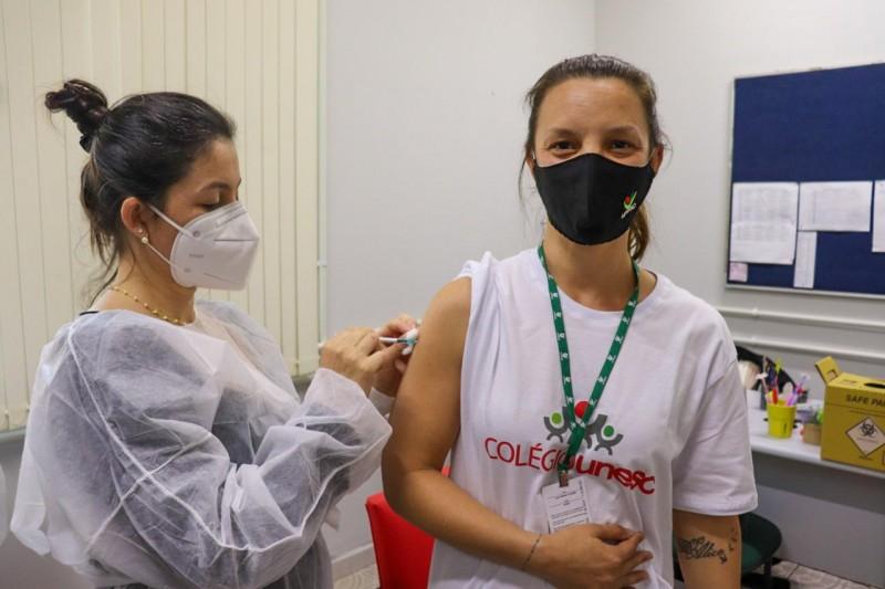 Vacina contra a Covid-19 chega aos profissionais de educação da Unesc