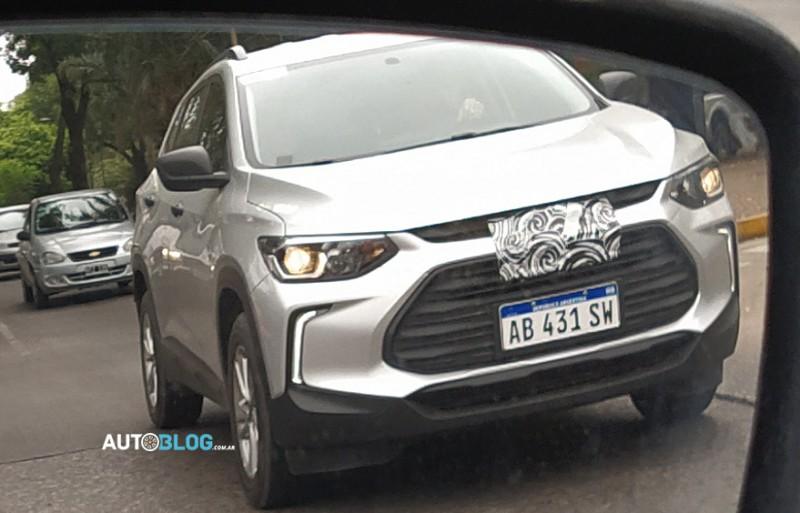 Novo Chevrolet Tracker é visto quase sem disfarces na Argentina