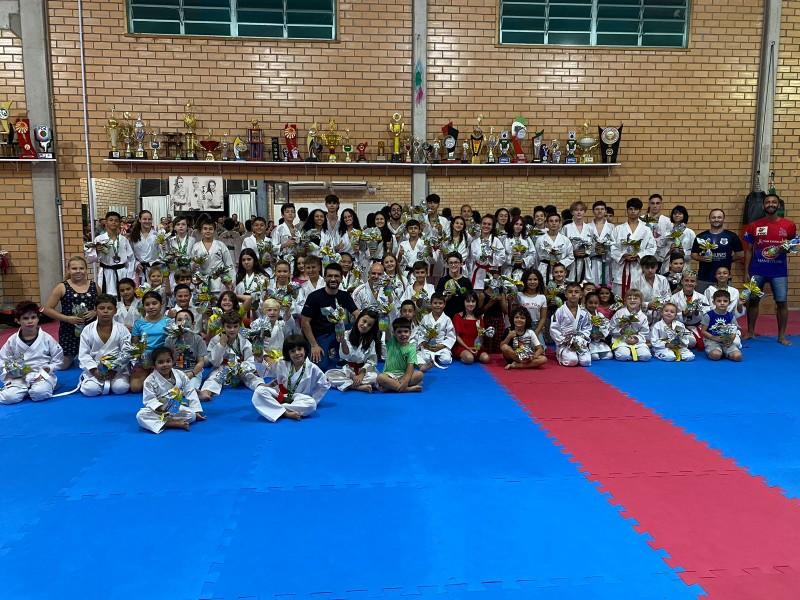 Associação de Karatê de Içara entrega 120 ovos de Páscoa aos alunos