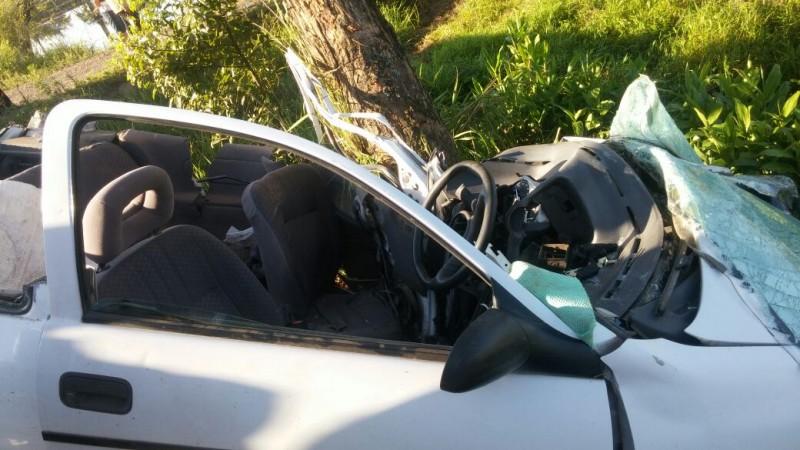 Grave colisão em árvore deixa motorista ferido na SC-285