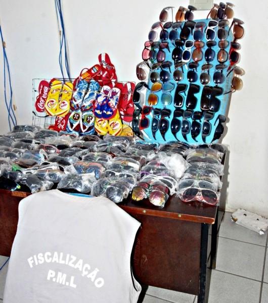 Produtos de vendedores ambulantes são apreendidos em Laguna