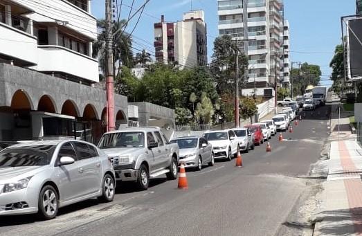 Em obras, rua Hercílio Luz tem trânsito interrompido em uma das pistas  