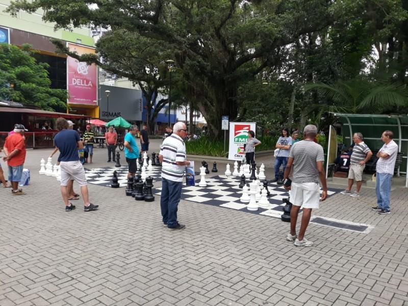 Xadrez em Movimento reúne aproximadamente 100 pessoas na Praça Nereu Ramos