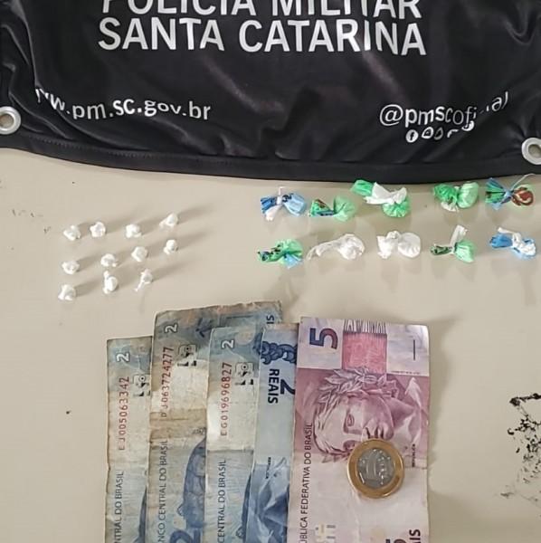 Traficante é preso com crack e cocaína em Braço do Norte