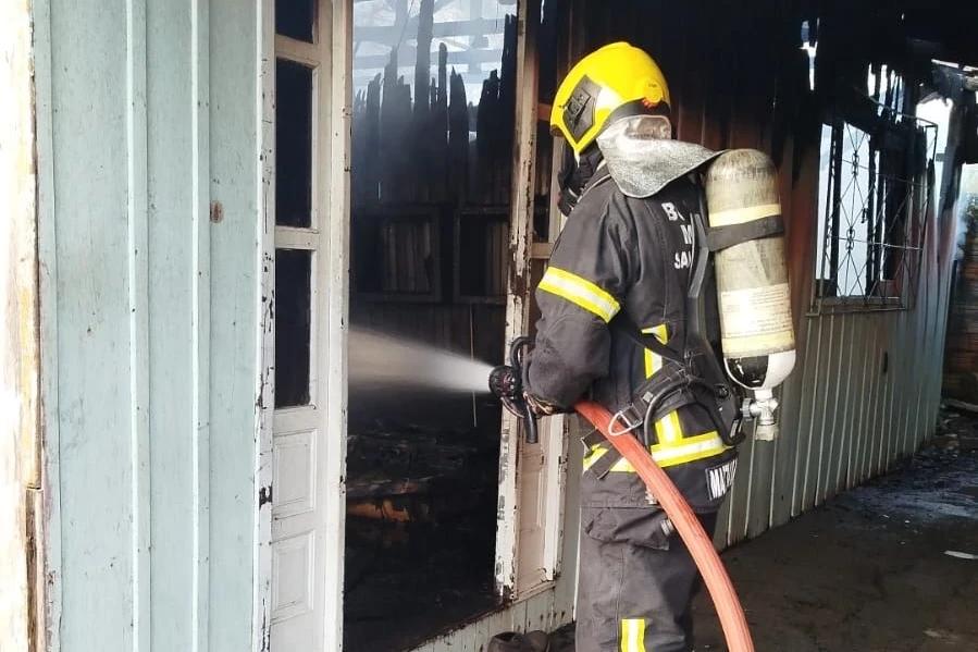 Bombeiros utilizam 6 mil litros de água para combater incêndio em casa