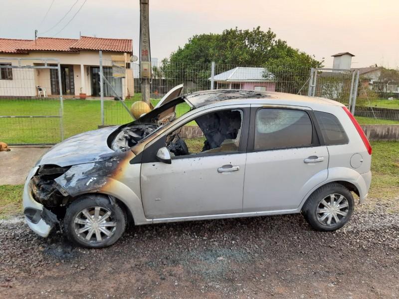 Veículo é parcialmente destruído por incêndio em Sombrio