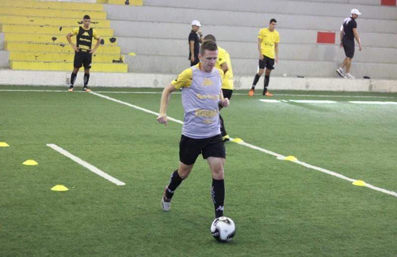 Tigre faz treino em gramado sintético