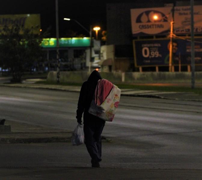 Social e Defesa Civil pedem que entrega de marmita a moradores em situação de rua seja organizada