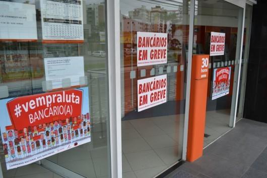 Fenaban faz proposta de reajuste, mas bancários devem permanecer em greve