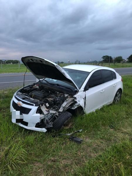 Motorista colide em veículo e foge do local