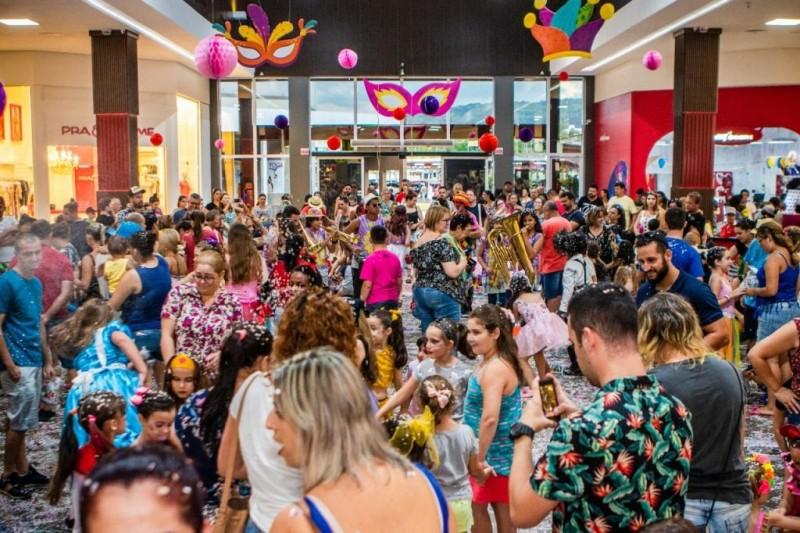 Criciúma Shopping realiza bailinho de Carnaval e concurso de fantasia para foliões mirins