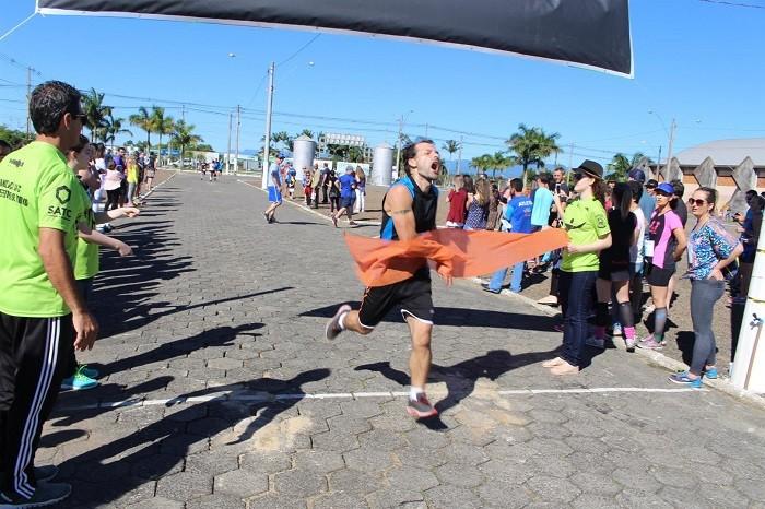 Atletas anônimos e profissionais se reúnem na Corrida de Rua Satc
