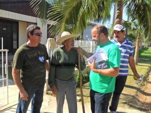José Zanolli e Júlio Cechinel visitam moradores do bairro Nossa Senhora de Fátima