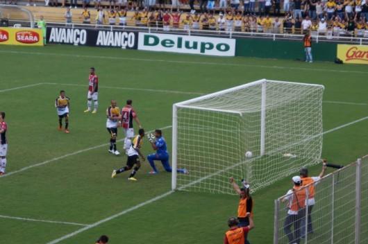Com pênalti e gol de peixinho, Tigre vence Joinville por 3 a 0