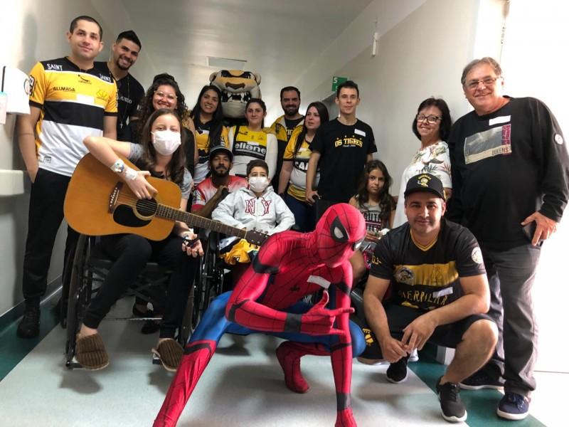 Pacientes recebem visita do zagueiro Léo Santos e de membros da Guerrilha Jovem 