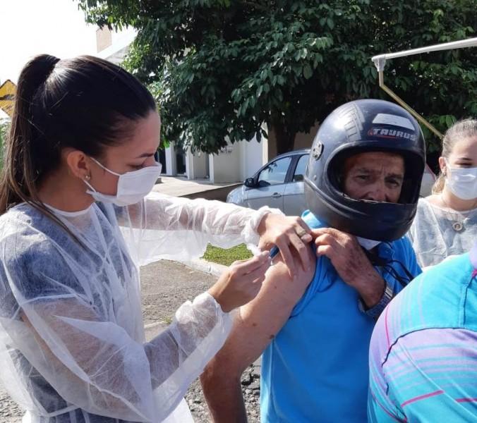 Morro da Fumaça programa vacinação drive-thru para idosos de 75 a 77 anos
