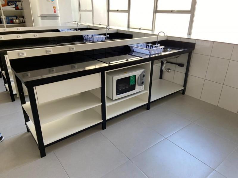 Laboratório de nutrição da Esucri é referência de ensino para alunos na prática