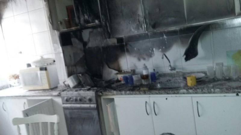 Esqueceu leiteira no fogo. Resultado, incêndio