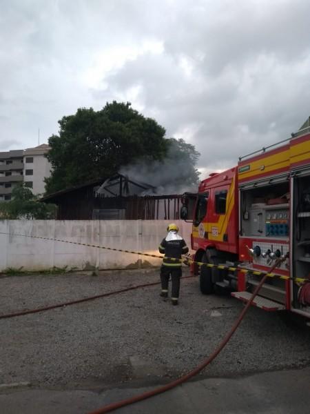 Residência abandonada é parcialmente destruída por incêndio em Tubarão 