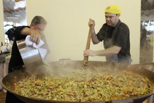 Com 180 quilos, Paella Beneficente é promovida pela Abadeus 