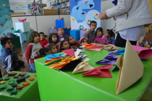 Crianças da Abadeus aprendem brincadeiras feitas com papel