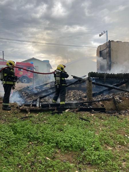 Treze de Maio: Bombeiros Voluntários combatem incêndio em residência 