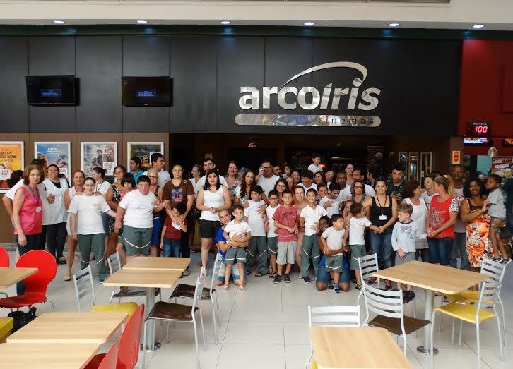 Sessão especial leva autistas ao cinema