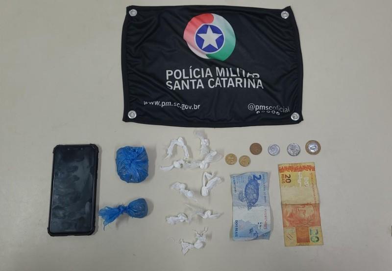 Traficante é preso com maconha, cocaína e dinheiro no bairro Pinheirinho 