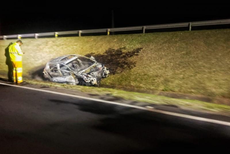 Carro pega fogo após colisão na BR-101