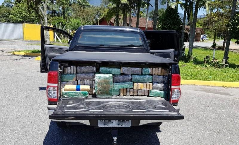 Meia tonelada de maconha apreendida em veículo de Sombrio