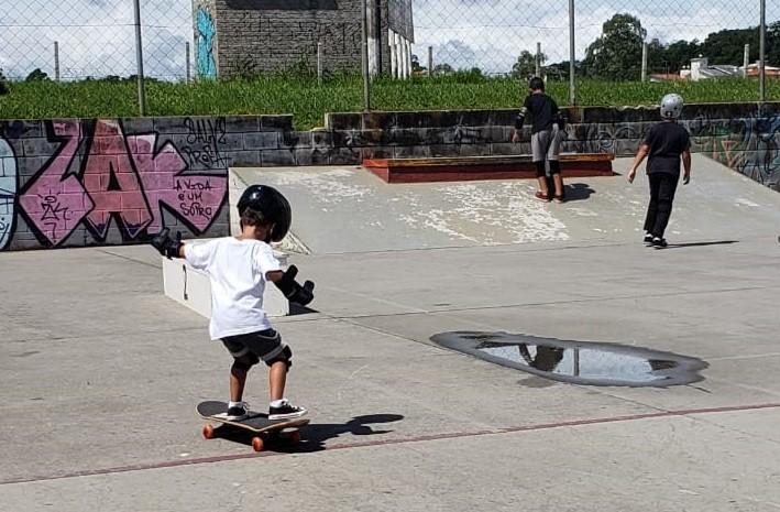 Aulas gratuitas de skate em Criciúma trazem oportunidade às crianças 