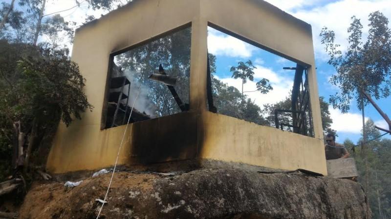 Fogo destrói residência. Morador é encontrado machucado
