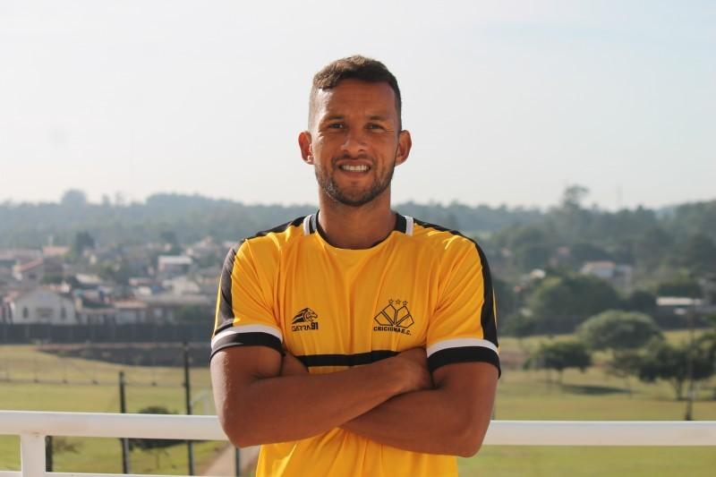Criciúma confirma renovação com o zagueiro Rodrigo