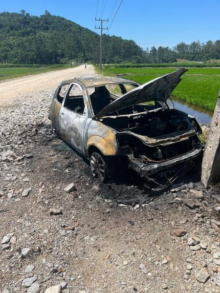 Veículo Ford Ka é destruído por incêndio em Treze de Maio 
