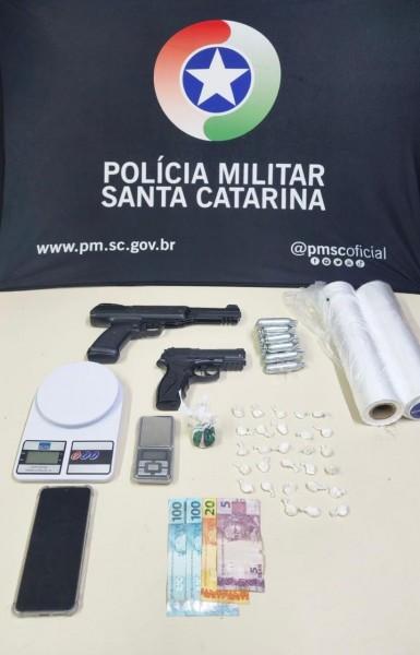Içara: saindo de casa, jovem é abordado e preso após PM encontrar simulacros de pistola e drogas