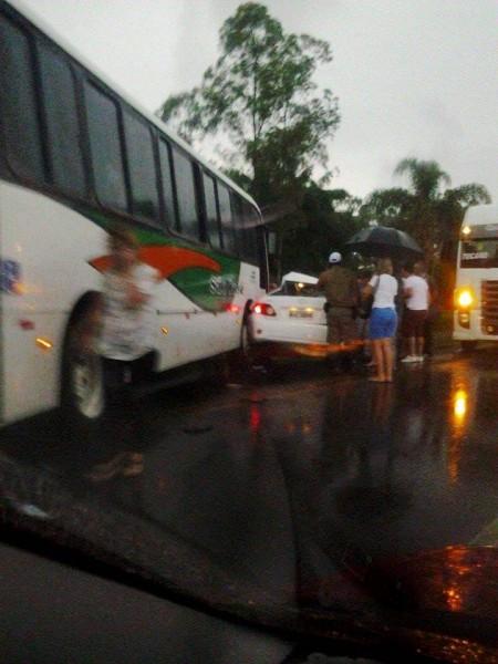 Colisão entre carro e ônibus mata motorista na SC-108