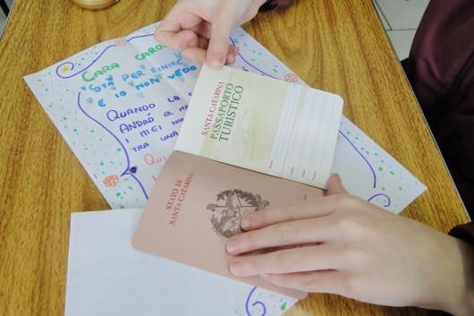 Estudantes criciumenses recebem cartas de alunos da Itália