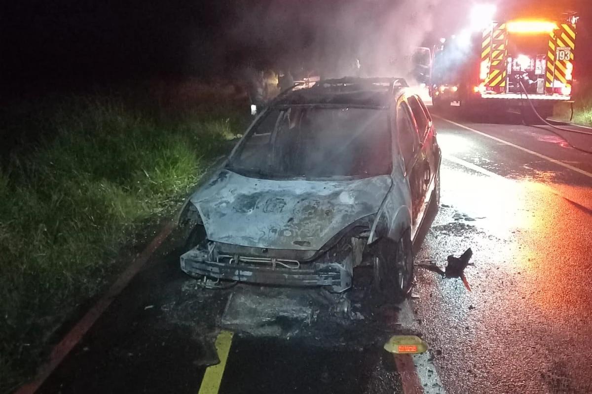 Veículo é destruído por incêndio e bombeiros são acionados
