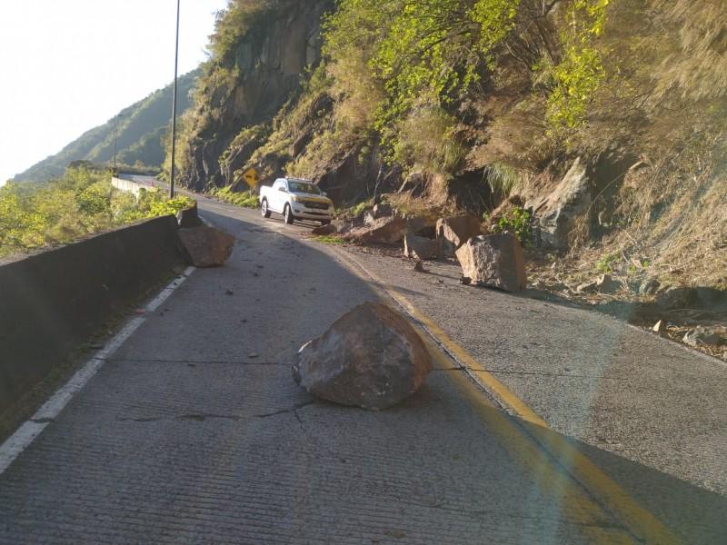 Serra do Rio do Rastro parcialmente interditada após queda de barreira na manhã deste sábado