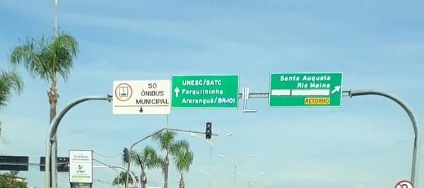 Placas dificultam a visibilidade dos semáforos em Criciúma 