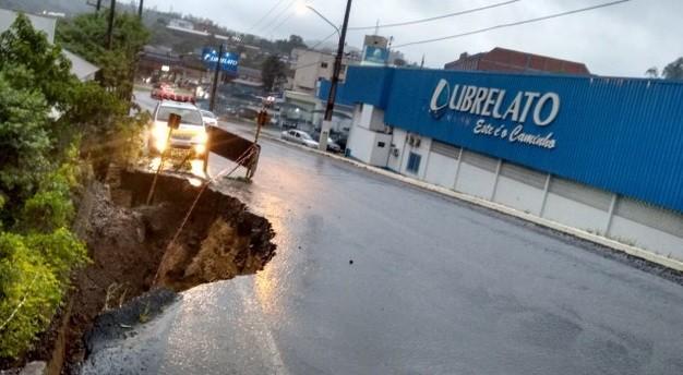Desmoronamento deixa SC-390 em meia pista em Orleans