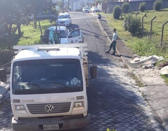 Rompimento de rede da Casan deixa moradores do bairro Mina do Mato sem água 
