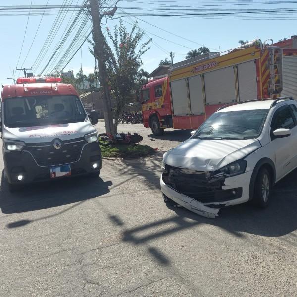 Motociclista sofre fratura exposta após colisão com carro em Içara 