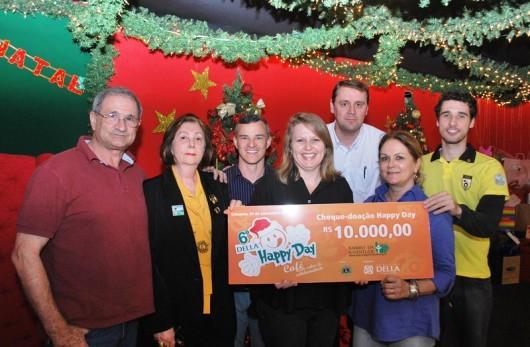 Bairro da Juventude recebe cheque do Happy Day do Della