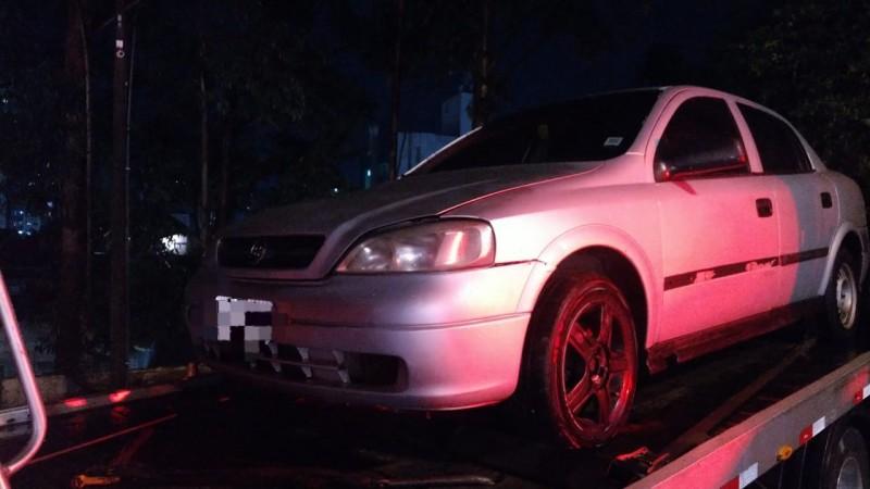 PM recupera carro furtado; homem foi preso por placas do veículo terem sido adulteradas